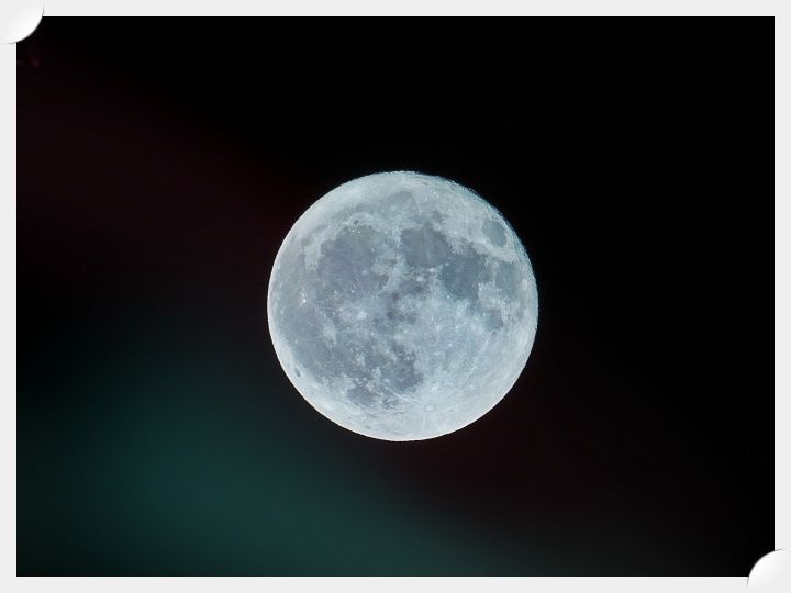 Image of a clear and full moon.  Naan Design.  Naandesign.