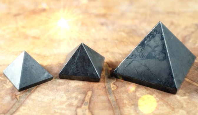 Image of three small shungite pyramids