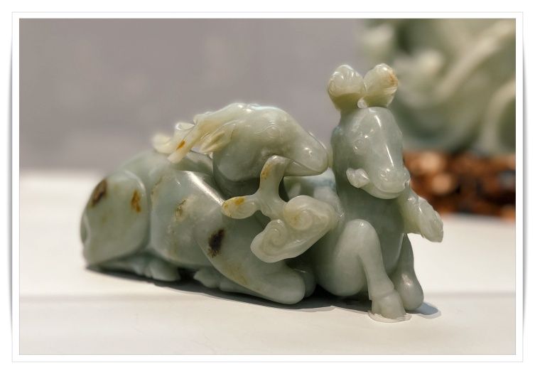picture of a Jade deer sculpture from the Qing Dynasty 